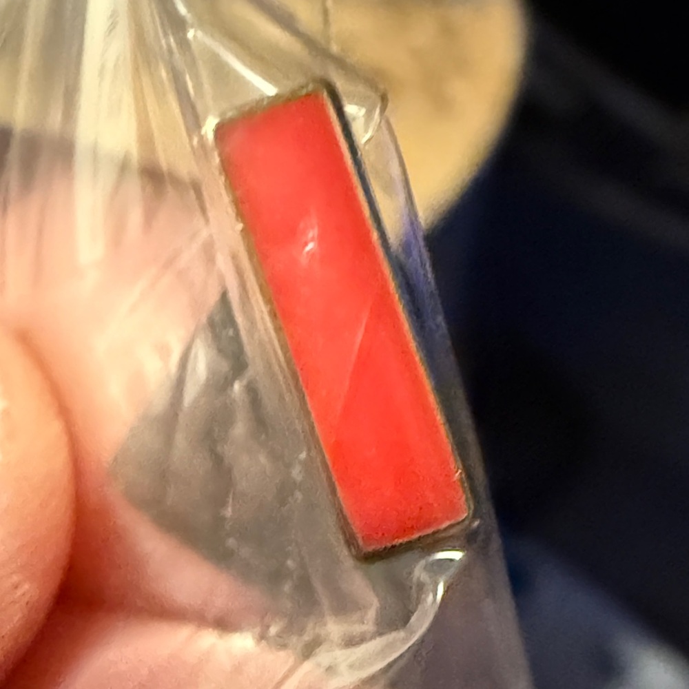Red color bar set in gold keep collective charm